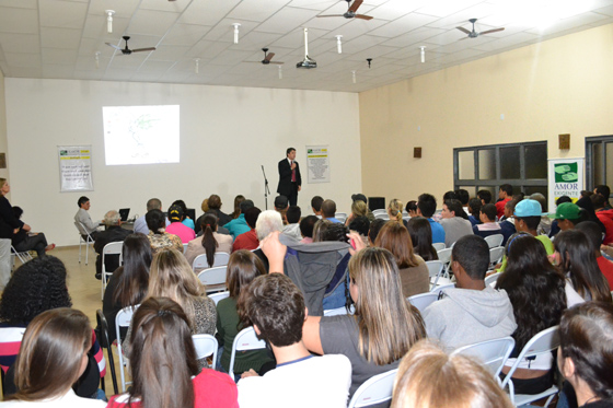 Salão de Eventos Deli Plaza ficou completamente lotado para ouvir o palestrante Samuel Zanferdini, na noite da quinta-feira, 14 de agosto
